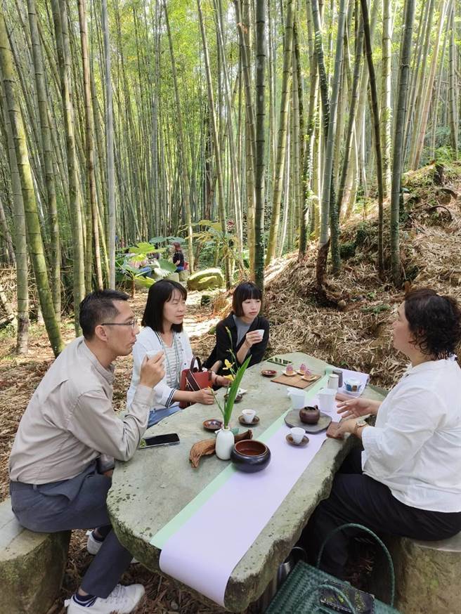 嘉义县瑞里绿色隧道竹林间茶席品茶别有意境。（廖素慧摄）