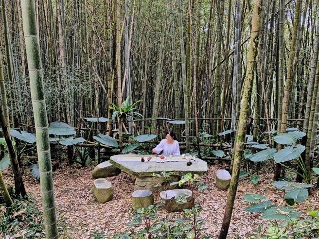 嘉义县瑞里绿色隧道竹林间摆茶席品茶。（廖素慧摄）