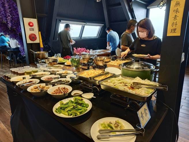 嘉义县瑞里山区民宿当地特色农产品餐点丰富。（廖素慧摄）