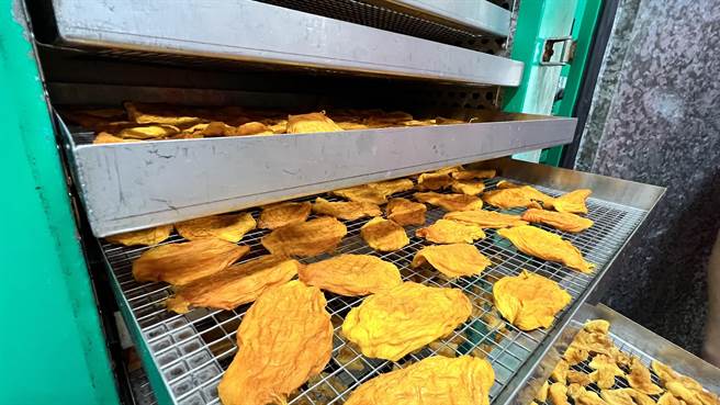 东山小农自制水果乾贩售。（张毓翎摄）