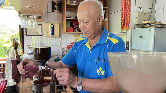 东山商圈也推荐在地出产的咖啡。（张毓翎摄）