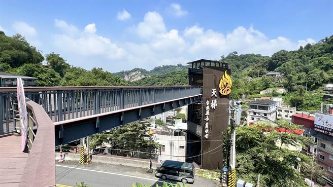关子岭风景区有着名的泥浆温泉，还有好汉坡可挑战脚力，并可从天梯高处一览关子岭山景风光。（张毓翎摄）