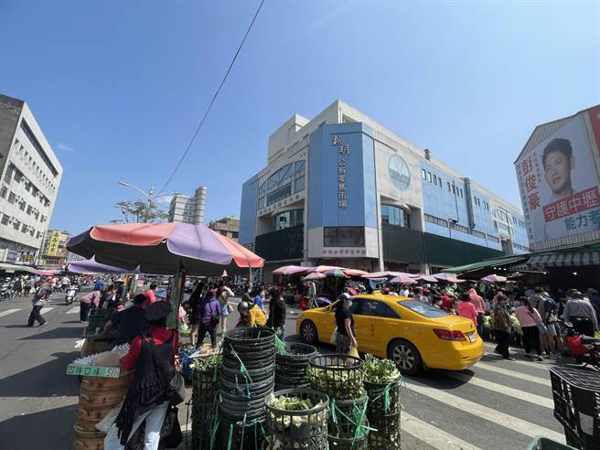 桃園市中壢區新明市場外攤商違法擺攤，交通與環境髒亂數十年來問題無法解決。（呂筱蟬攝）