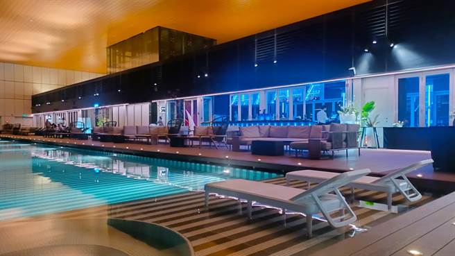 承億酒店24樓的「RAR BAR」酒吧推出中秋限定菜單，吃得到肋眼牛排、水牛城雞翅、松露起司薯條及生啤酒4杯，優惠價2288元。(陳韻萍攝)