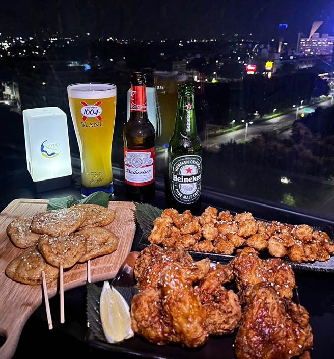 「桃城茶樣子」館內的「N23.5 Lounge」酒吧，推出中秋限定餐點，含特調烤醬雞翅、特調烤醬雞米花及1664牌生啤酒買3送1等。(承億集團提供) ★《中時新聞網》關心您：飲酒過量，有礙健康。酒後不開車，安全有保障！
