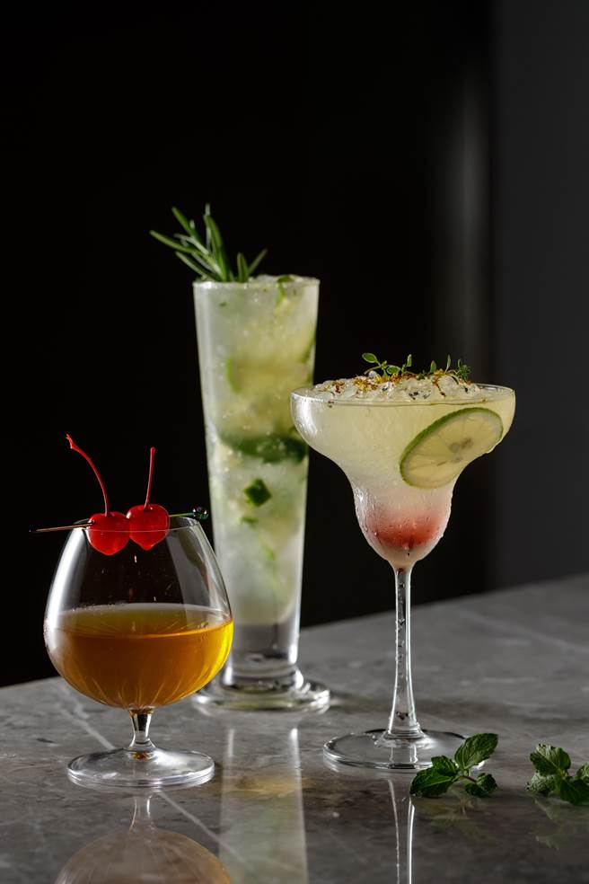 南投「潭日月」最新開幕的頂樓酒吧「天首閣 紅茶・茶酒試驗所」，於中秋節當日推出FB打卡即可享調酒飲品9折及特製烤串買1送1優惠。(承億集團提供) ★《中時新聞網》關心您：飲酒過量，有礙健康。酒後不開車，安全有保障！
