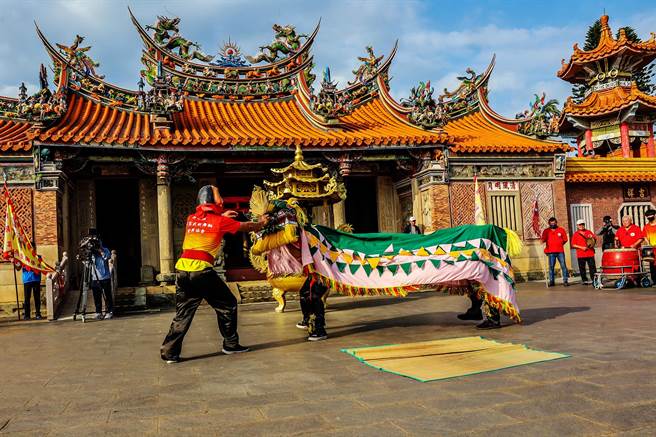 国际客家学者参访新竹县新埔义民庙，欣赏方口狮演出。（罗浚滨摄）