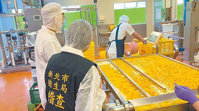 民眾对进口蛋食安疑虑不减。图为新北市卫生局稽查3间蛋品加工厂瞭解液蛋与进口鸡蛋加工情形。（新北市卫生局提供）