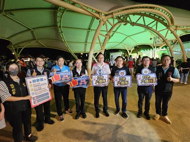 警方利用機會，和桃園市長張善政推廣「識詐」、「反詐」的觀念，期將反詐意識傳遍全市各角落。（警方提供）