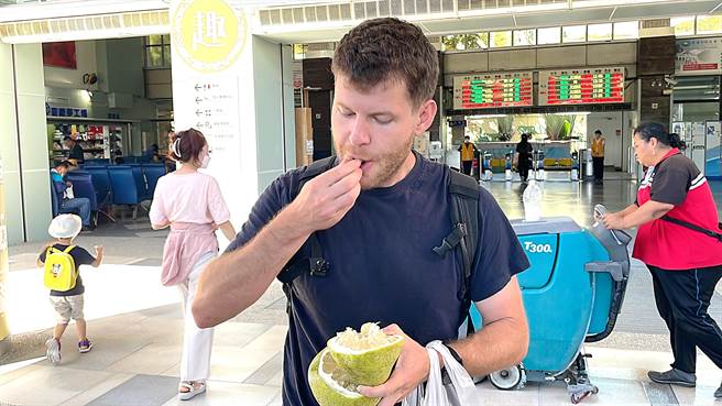 德国游客喜获台东文旦柚，现场品尝大讚好吃。（萧嘉蕙摄）