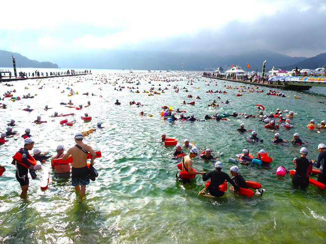 2023万人泳渡日月潭吸引超过2万4000人参加，泳渡民眾安全监测问题也受到瞩目。曾雪蒨摄