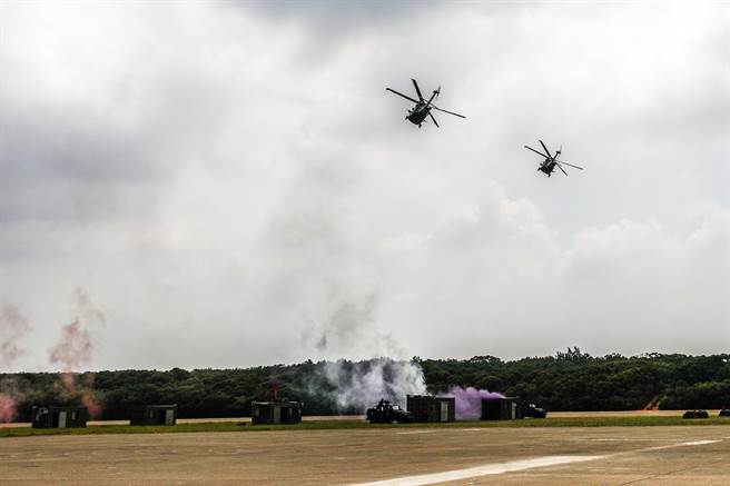 新竹湖口营区举办「国防知性之旅」活动，2台阿帕契直升机演练对敌方阵地做空对地攻击。（罗浚滨摄）