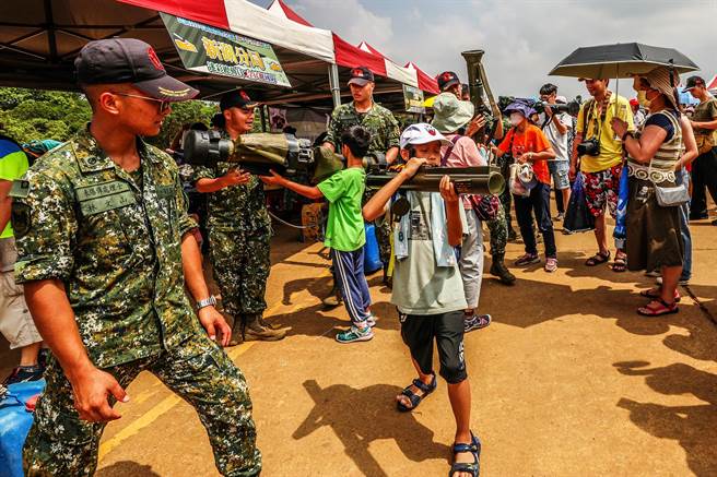 新竹湖口营区举办「国防知性之旅」活动，小朋友体验拿火箭炮。（罗浚滨摄）