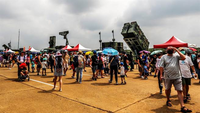 新竹湖口营区举办「国防知性之旅」活动，民眾观赏防空飞弹系统车、爱国者三型发射车等最新式武器。（罗浚滨摄）