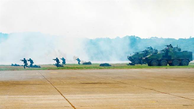 新竹湖口营区举办「国防知性之旅」活动，阿帕契直升机和战车等地面部队演练对敌方堡垒进行炮击进攻。（罗浚滨摄）