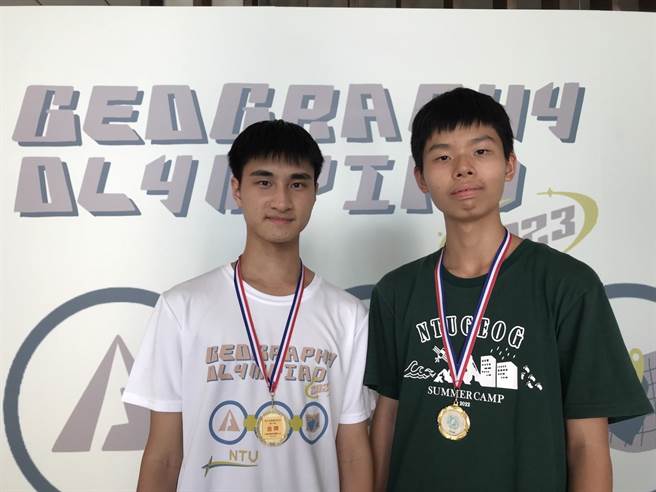 第22届高中地理奥林匹亚竞赛，「个人组」金牌由台中一中曾向谦（左）及台师大附中田修明（右）获得。（台大地理环境资源系提供）