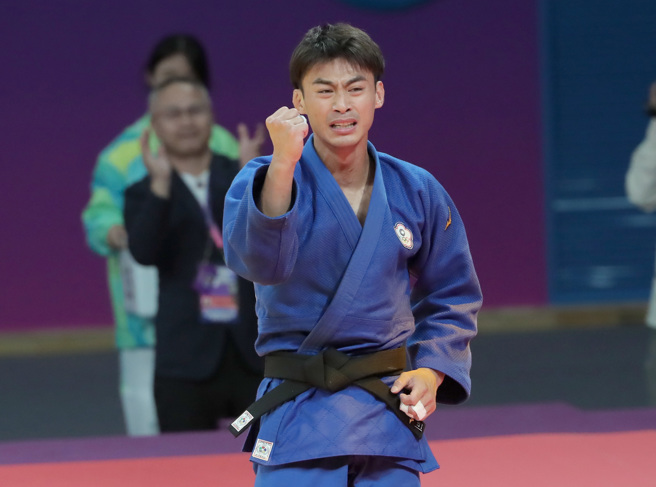 「柔道男神」杨勇纬夺下杭州亚运男子60公斤级金牌，教练刘文等（左后）也开心鼓掌。（郑任南摄）