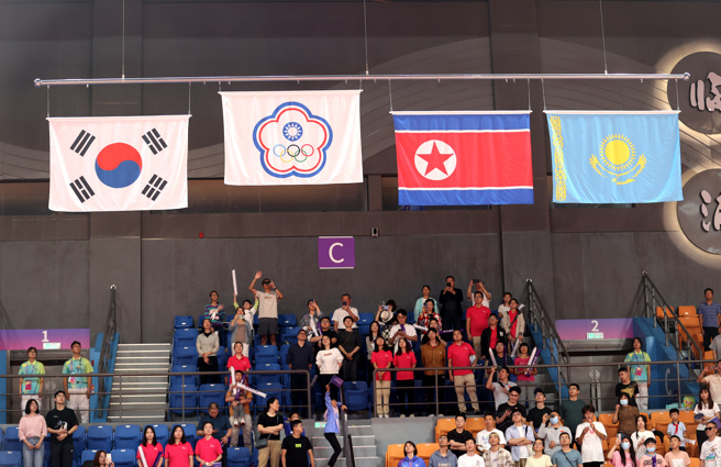 「柔道男神」杨勇纬夺下杭州亚运男子60公斤级金牌，成为本届杭州亚运中华代表团首金、也是团史百金。（郑任南摄）