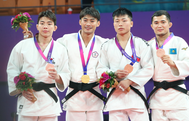 「柔道男神」杨勇纬（左二）夺下杭州亚运男子60公斤级金牌。（郑任南摄）