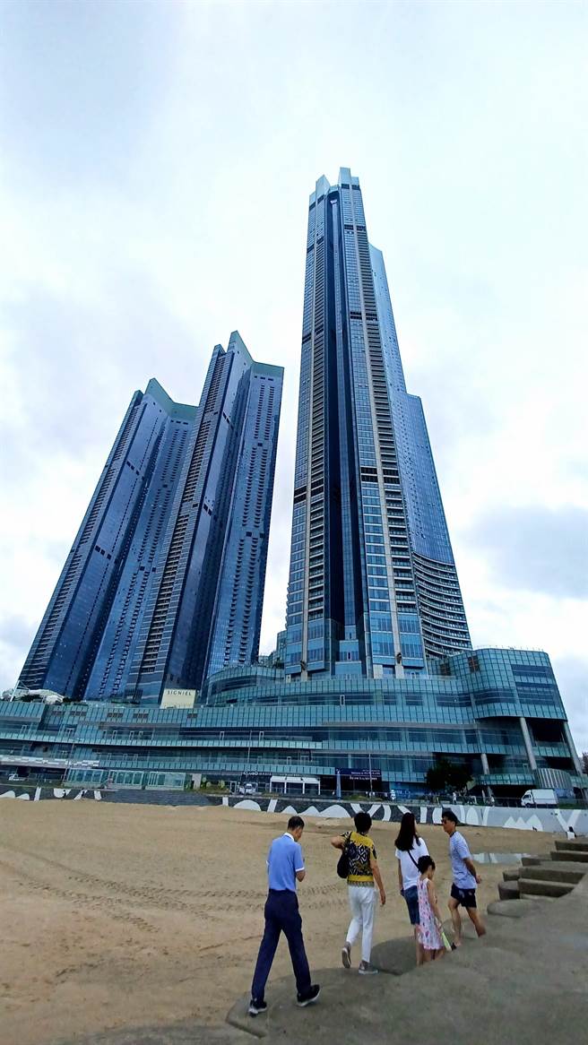 韩国第2高、同时是釜山最高的海云台LCT Landmark Tower，100层楼高的天际线，是釜山新地标。(陈韵萍摄)