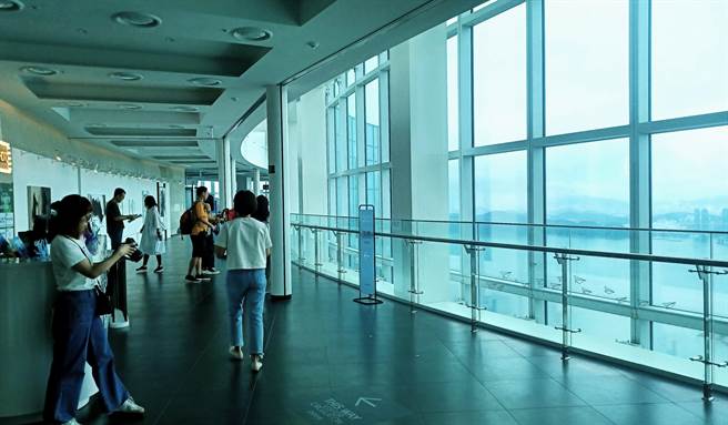 「X The Sky」是韩国境内最高、规模最大的观景台，360度环景视野可同时欣赏到壮观的海云台美景和釜山迷人的市景。(陈韵萍摄)