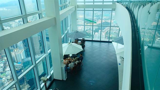 「X The Sky」内部包括SKY 99餐厅、世界最高星巴克等，大量大片的观景窗无论哪个视角，都可以欣赏到海云台白天到夜晚的景致。(陈韵萍摄)