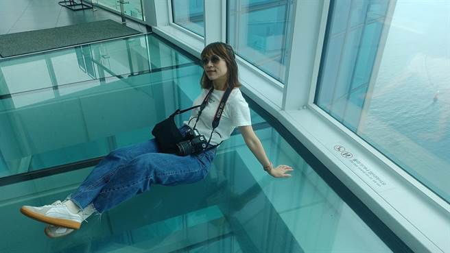 「X The Sky」馆内有一个透明玻璃高空步道，可直视300多公尺高的地面，适合拍摄美照。(陈韵萍摄)