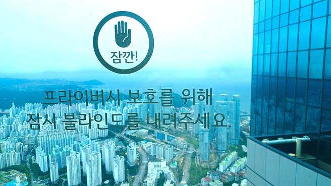 「X The Sky」连厕所都有可欣赏大片风景的透明玻璃窗，如厕时可看到窗外迷人的风景。(陈韵萍摄)