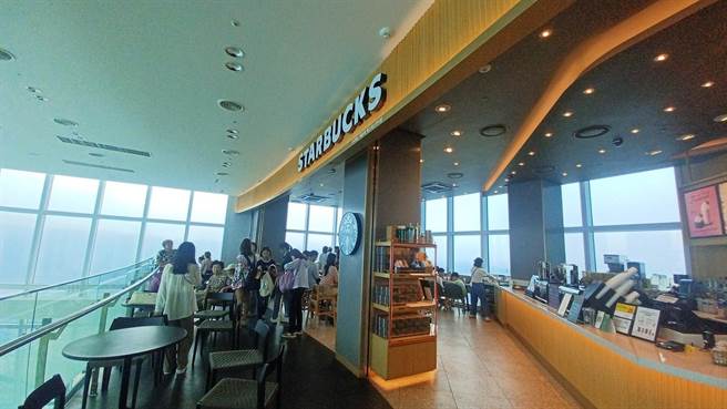 「X The Sky」人气景点之一就是位于99楼的星巴克，这是全世界最高的星巴克咖啡厅。(陈韵萍摄)