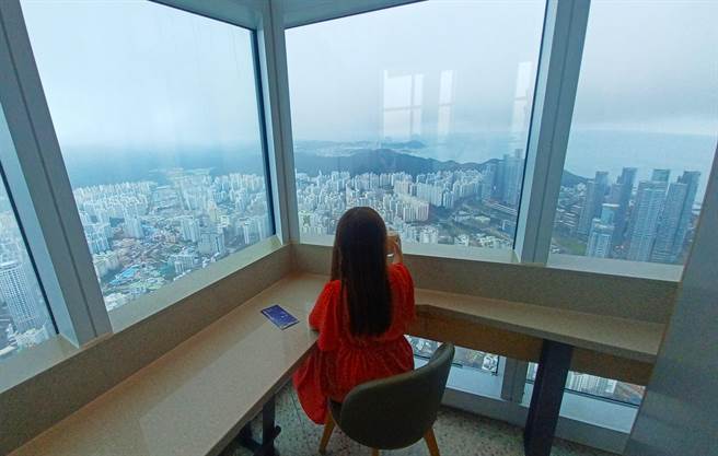 99楼星巴克靠窗的位置有居高临下的视野，以美景佐咖啡，非常疗癒。(陈韵萍摄)