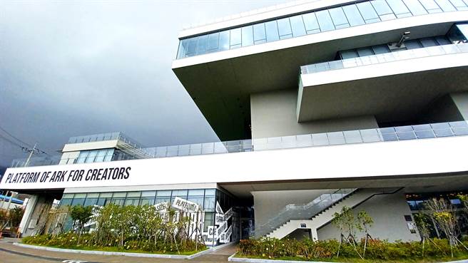 影岛区的「P.ARK」建筑物纯白色的外表被设计成方舟造型，呼应影岛往昔兴盛的造船产业。(陈韵萍摄)