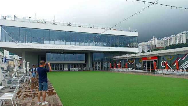 「P.ARK」2楼露天360度环景视野，在大片的绿草皮上一边喝咖啡一边欣赏大船入港，畅享绝佳视野。(陈韵萍摄)