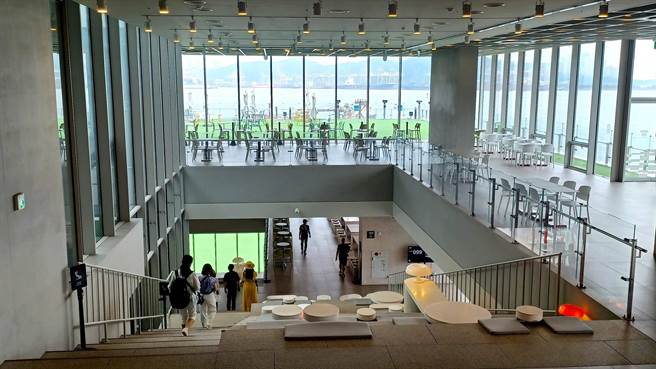 咖啡厅像剧场般的阶梯座位，挑高2层楼的空间加上整片落地窗引进自然光影，每个角度都好拍。(陈韵萍摄)