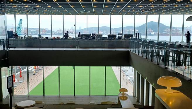 「P.ARK」在2021年5月正式开幕，採阶梯式设计，有不少网美喜爱的独具风格的咖啡馆。(陈韵萍摄)