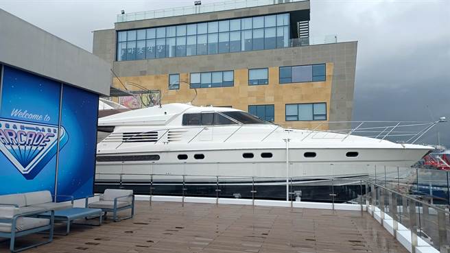 「P.ARK」其中一间咖啡厅把船舱的头搬进建物里，呈现一种建筑与船舶合为一的特殊风景。(陈韵萍摄)