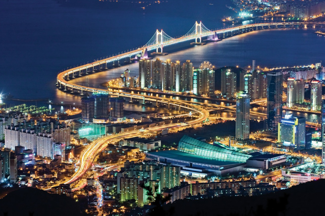 与大海共存的釜山，在华灯初上的夜晚，整座城市的绚烂光景倒映在江水中，华丽又梦幻的美景令人陶醉。(韩国观光公社提供)