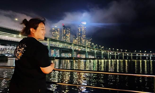 沿着与大海相连的水营江沿岸探索釜山，沿途可看到广安大桥、The Bay 101、每年举办釜山影展的电影殿堂、新世界百货等釜山地标。(陈韵萍摄)