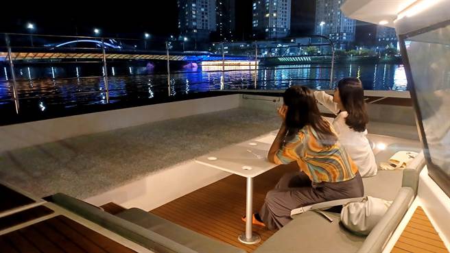海云台River Cruise游艇下方甲板特别设置沙发、桌椅供旅客坐在河景第一排的VIP位子欣赏沿途美景。(陈韵萍摄)