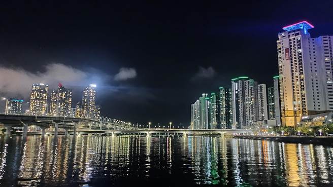 海云台River Cruise的游艇甲板坐台的摇滚区，更近距离欣赏迎面而来的美景。(陈韵萍摄)