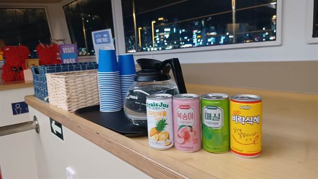 船上提供瓶装水、果汁、零食，让游客自取享用，船艇最多乘载40人，也提供包船和求婚等客制化服务。(陈韵萍摄)