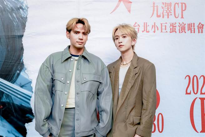 陈零九（左）、邱锋泽今在台北信义香堤大道广场举办签票会。（滚石唱片提供）