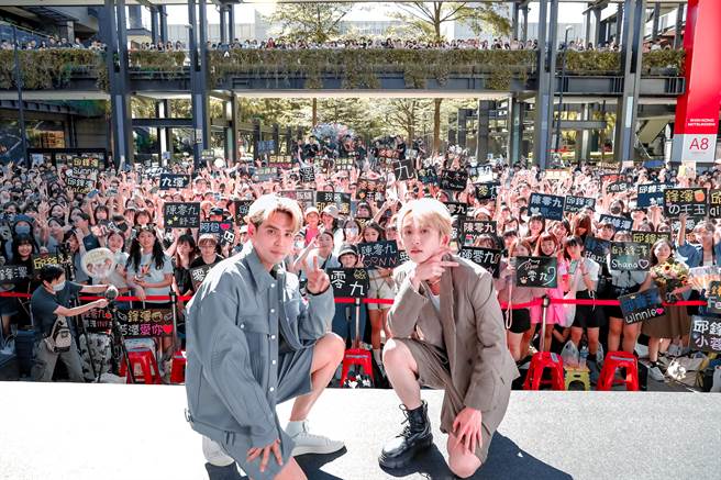 陈零九、邱锋泽今在台北信义香堤大道广场举办签票会。（滚石唱片提供）