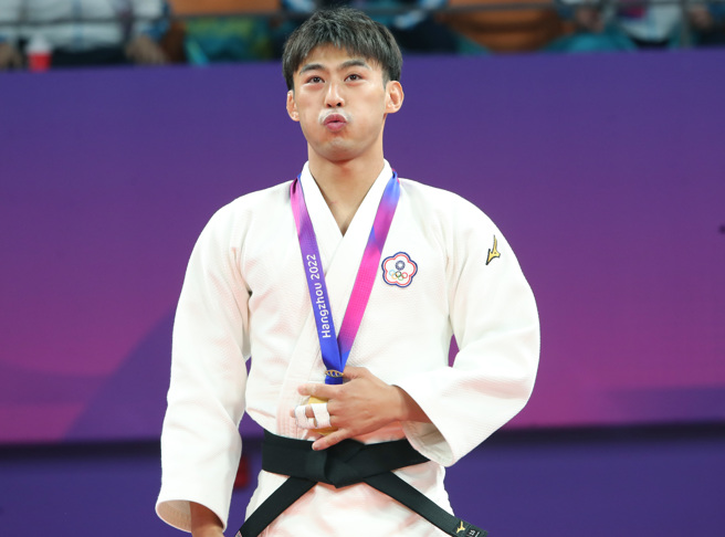 握着手中的亚运柔道男子60公斤级金牌，杨勇纬深吐一口气，释放备战杭州亚运及比赛当下的压力。（郑任南摄）