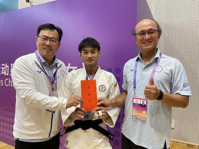 柔道好手杨勇纬（中）在杭州亚运摘下中华队本届首金也是队史第100金，获颁1000美元奖励金。（毛琬婷摄）