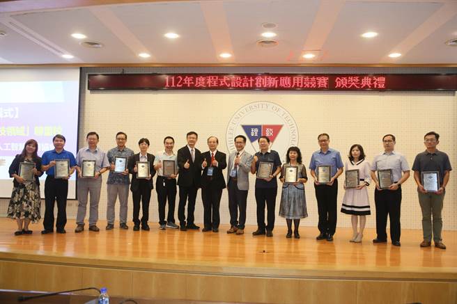 台湾校园人工智慧教育协会荣誉理事长吴清基亲自颁发新北市13所学校联盟校证书，现场在新北市教育局局长张明文与全国竞赛主任委员张玉山共同见证下，成为新北市推动新课纲的一个重要里程碑。(主办单位提供／李侑珊台北传真)