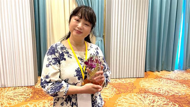 任教于利嘉国小23年的陈佳淇获颁「民间师铎奖」之称的「教育大爱菁师奖」。（萧嘉蕙摄）