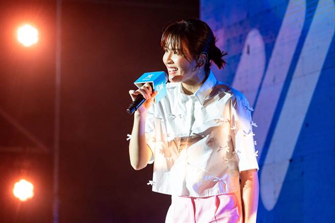 曾沛慈为关怀妇女同胞福利议题而唱。（台东县政府社会处提供）