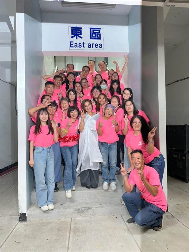 江美琪为关怀妇女同胞福利议题而唱。（台东县政府社会处提供）