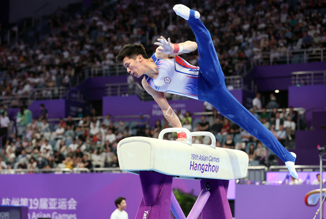 「鞍马王子」李智凯在男子团体赛鞍马项目以15.066分领先群雄。（中华奥会提供）