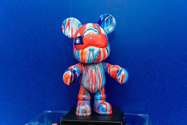 金羽毛流體藝術創作帶有國旗意象的作品，強調原創絕無抄襲。(青年局提供／呂筱蟬桃園傳真)